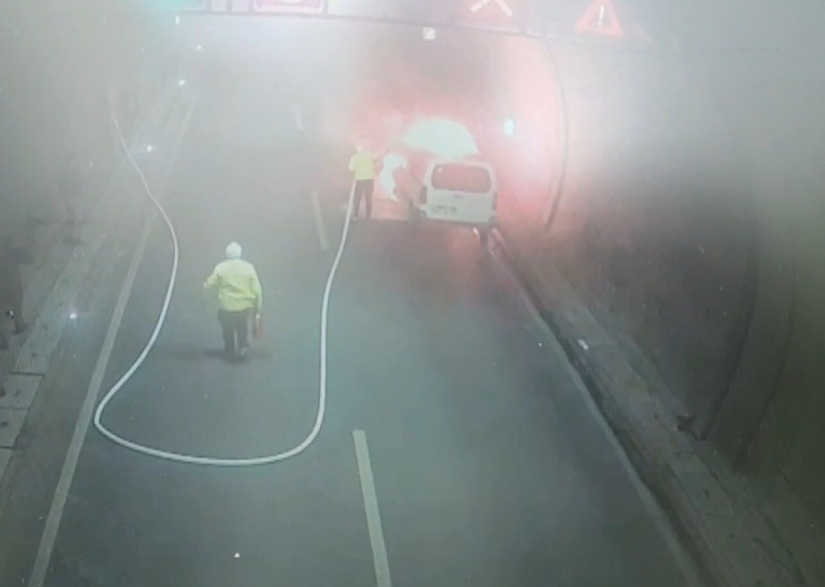 Yanan aracı trafik polisleri söndürdü
