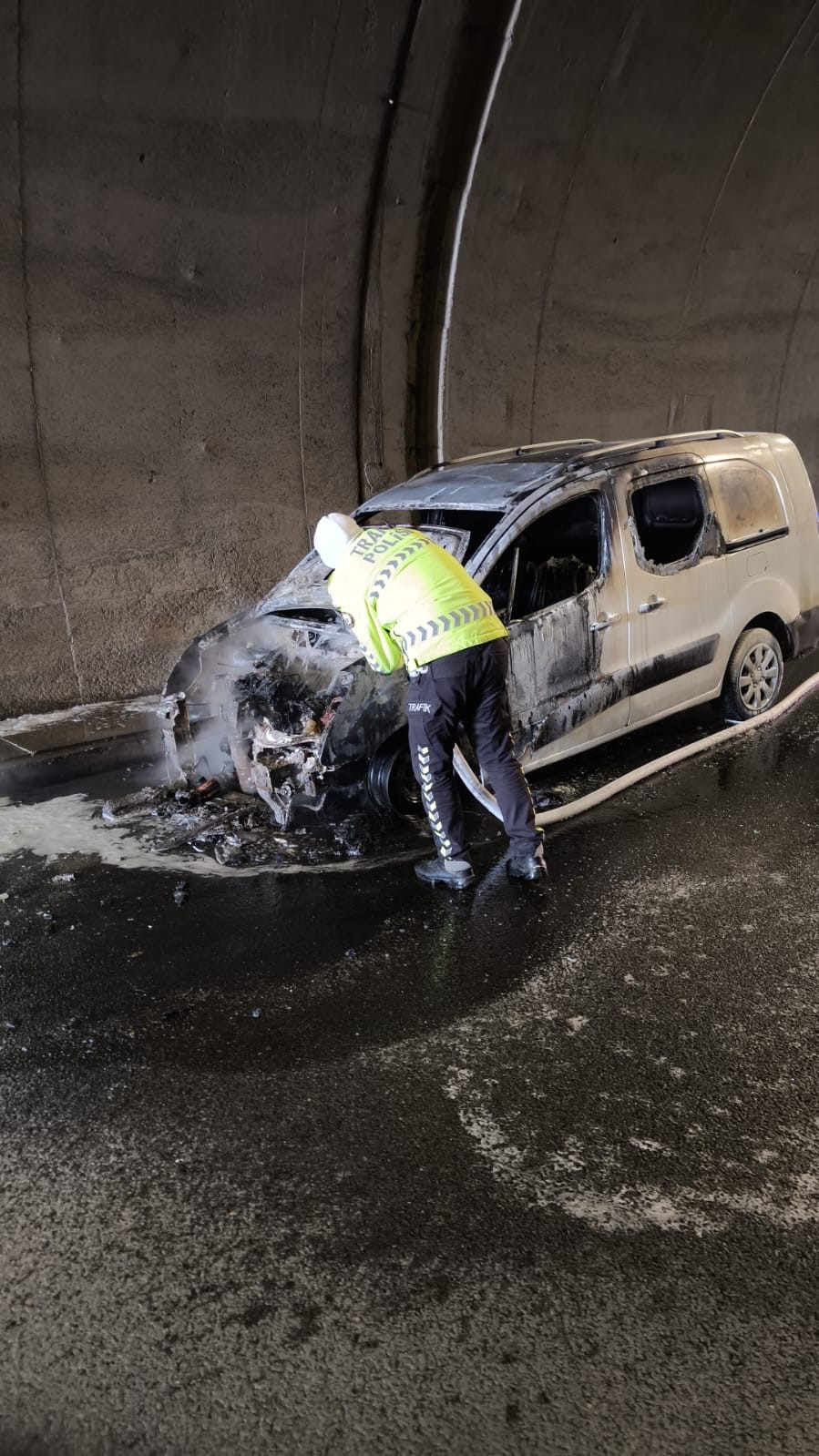 Yanan aracı trafik polisleri söndürdü
