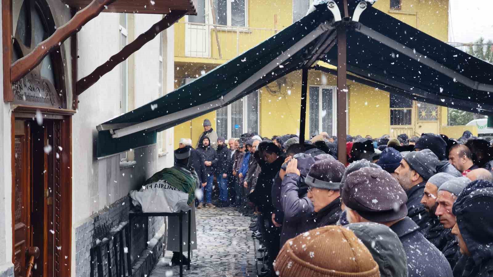 Yanan aracın içinde ölü bulunan genç müteahhit son yolculuğuna uğurlandı
