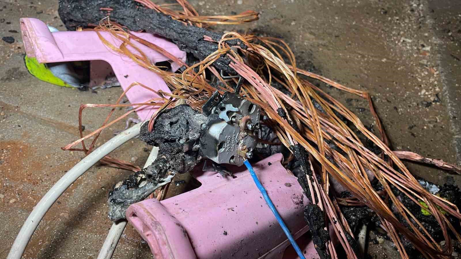 Yanan elektrik kablosu korkuttu
