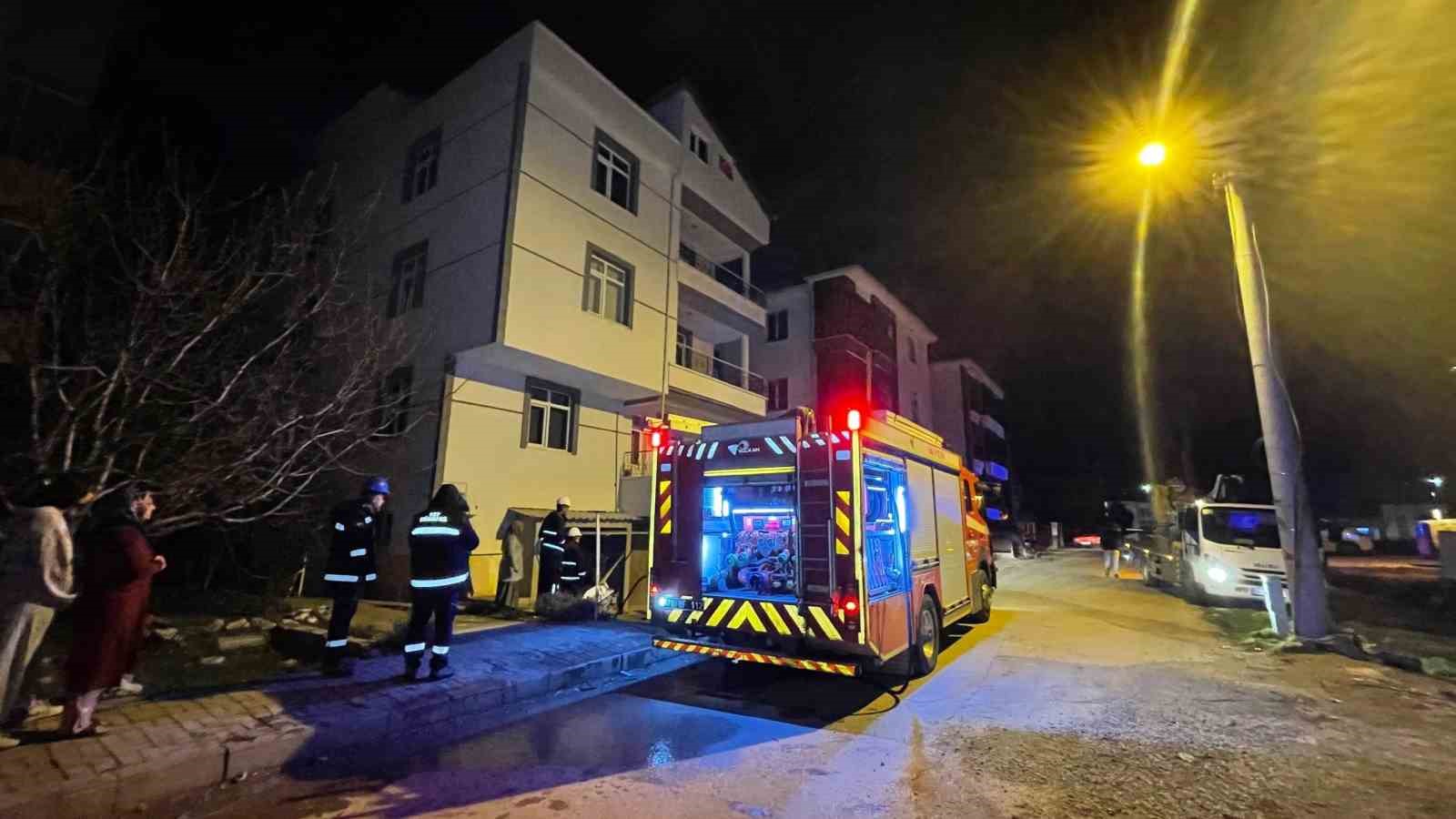 Yanan elektrik kablosu korkuttu
