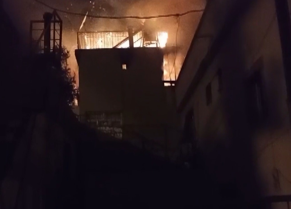 Yanan ev kullanılamaz hale geldi
