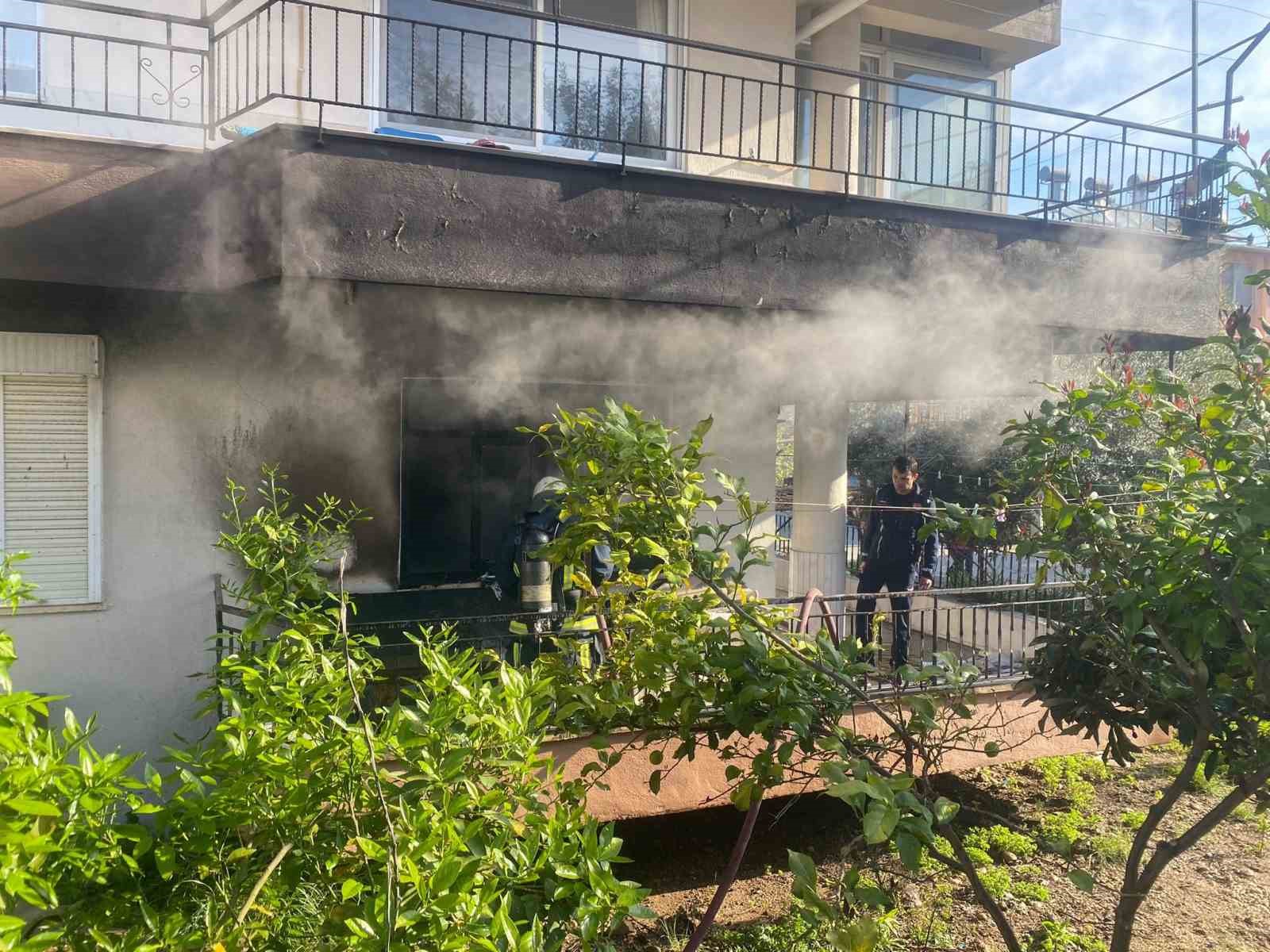 Yanan evden 4 yaşındaki yeğenini çıkarmak isterken yaralandı
