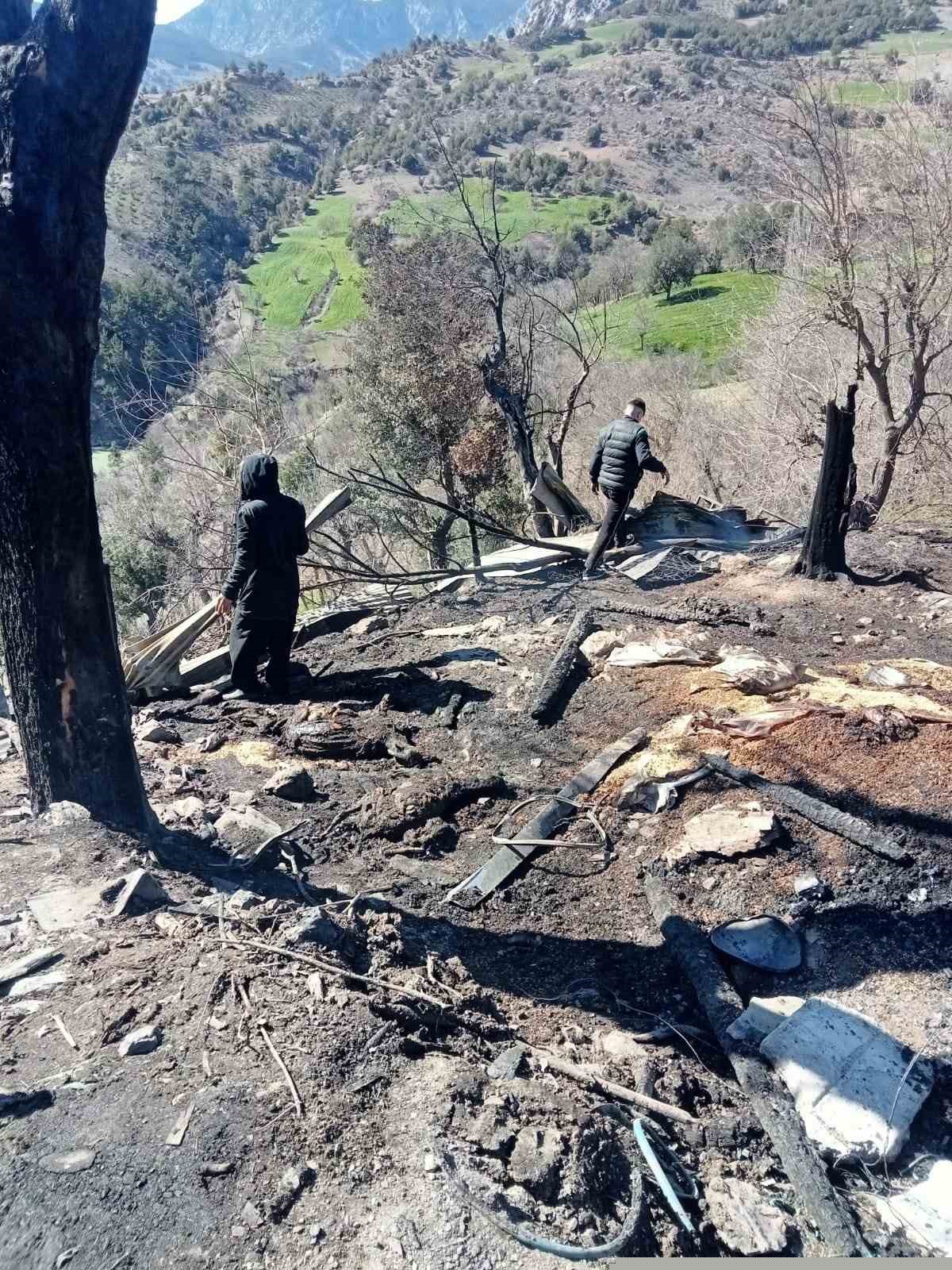 Yanan evden parasını kurtarmak isterken ağır yaralandı
