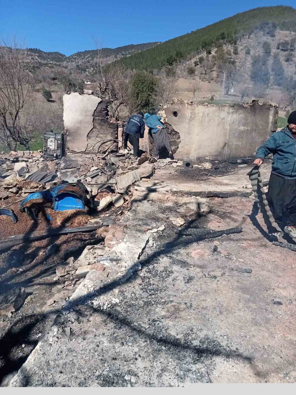 Yanan evden parasını kurtarmak isterken ağır yaralandı
