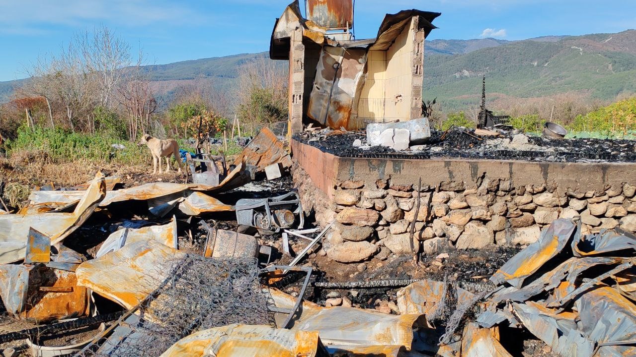 Yanan evden tabancasını almak isterken alevler içinde kalan emekli polis hayat mücadelesini kaybetti
