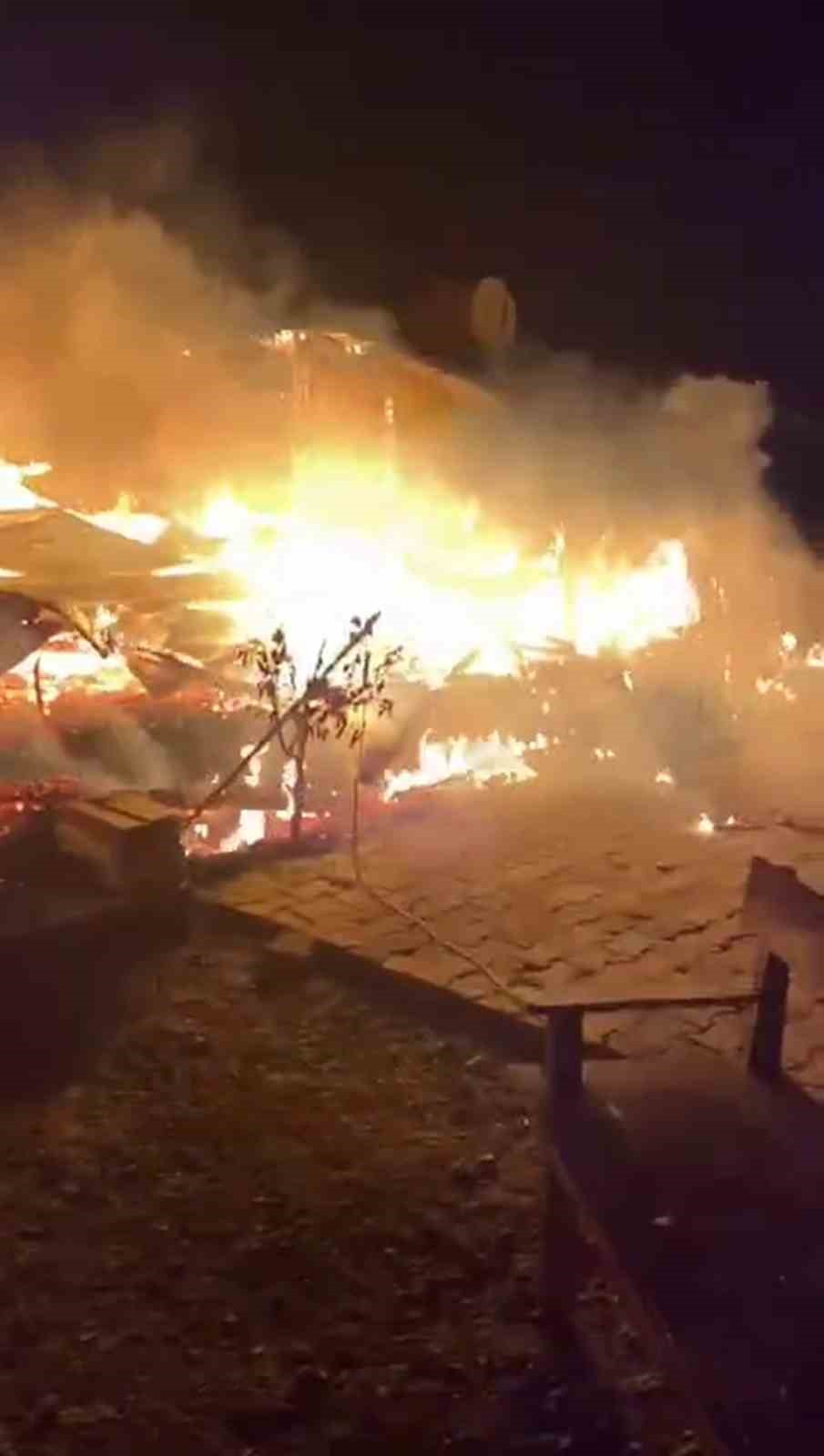 Yanan evden tabancasını almak isterken alevler içinde kalan emekli polis hayat mücadelesini kaybetti
