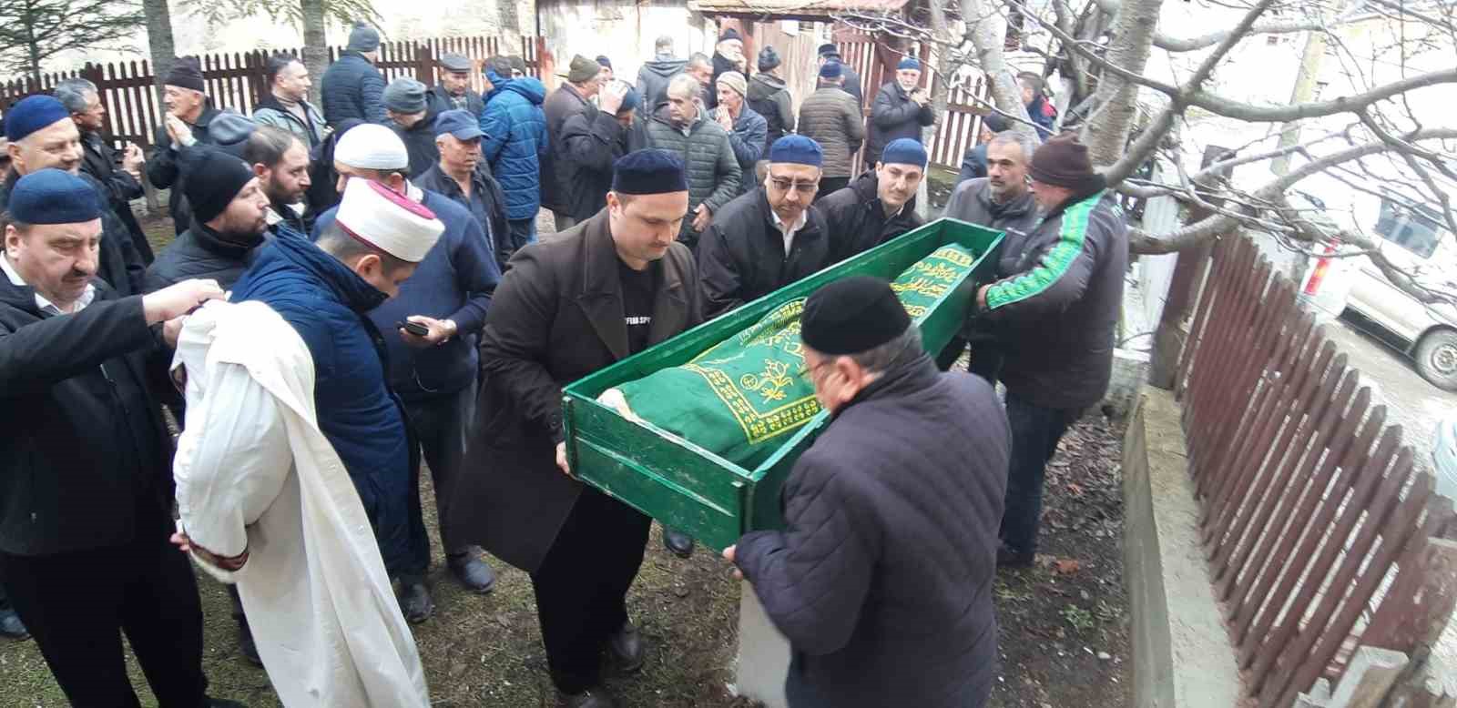 Yanan evinin önünde kedisine sarıldığı fotoğrafla tanınan Ali Meşe son yolculuğuna uğurlandı
