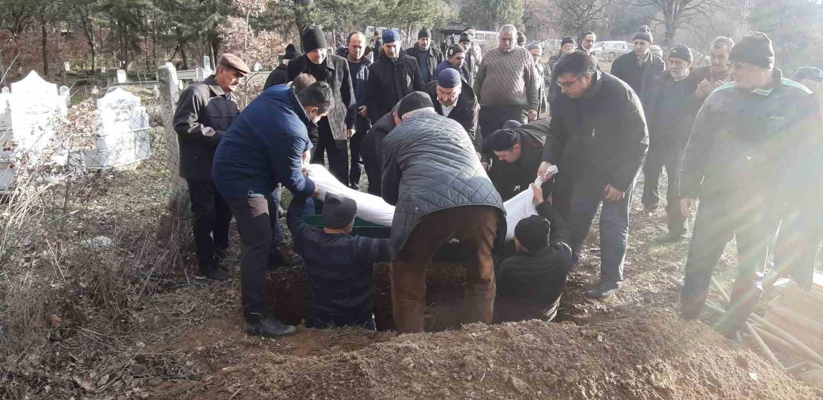 Yanan evinin önünde kedisine sarıldığı fotoğrafla tanınan Ali Meşe son yolculuğuna uğurlandı
