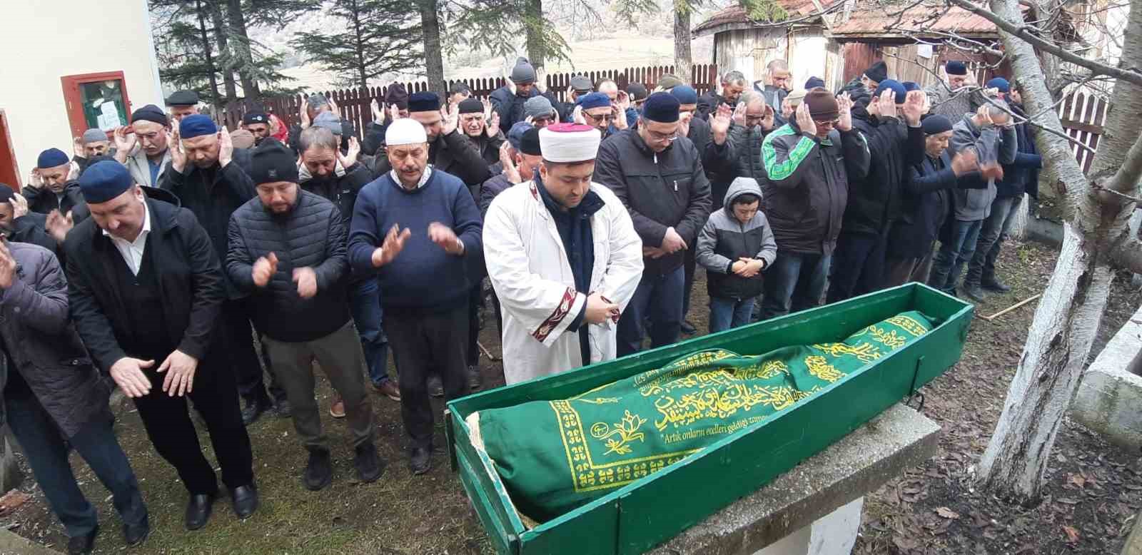 Yanan evinin önünde kedisine sarıldığı fotoğrafla tanınan Ali Meşe son yolculuğuna uğurlandı

