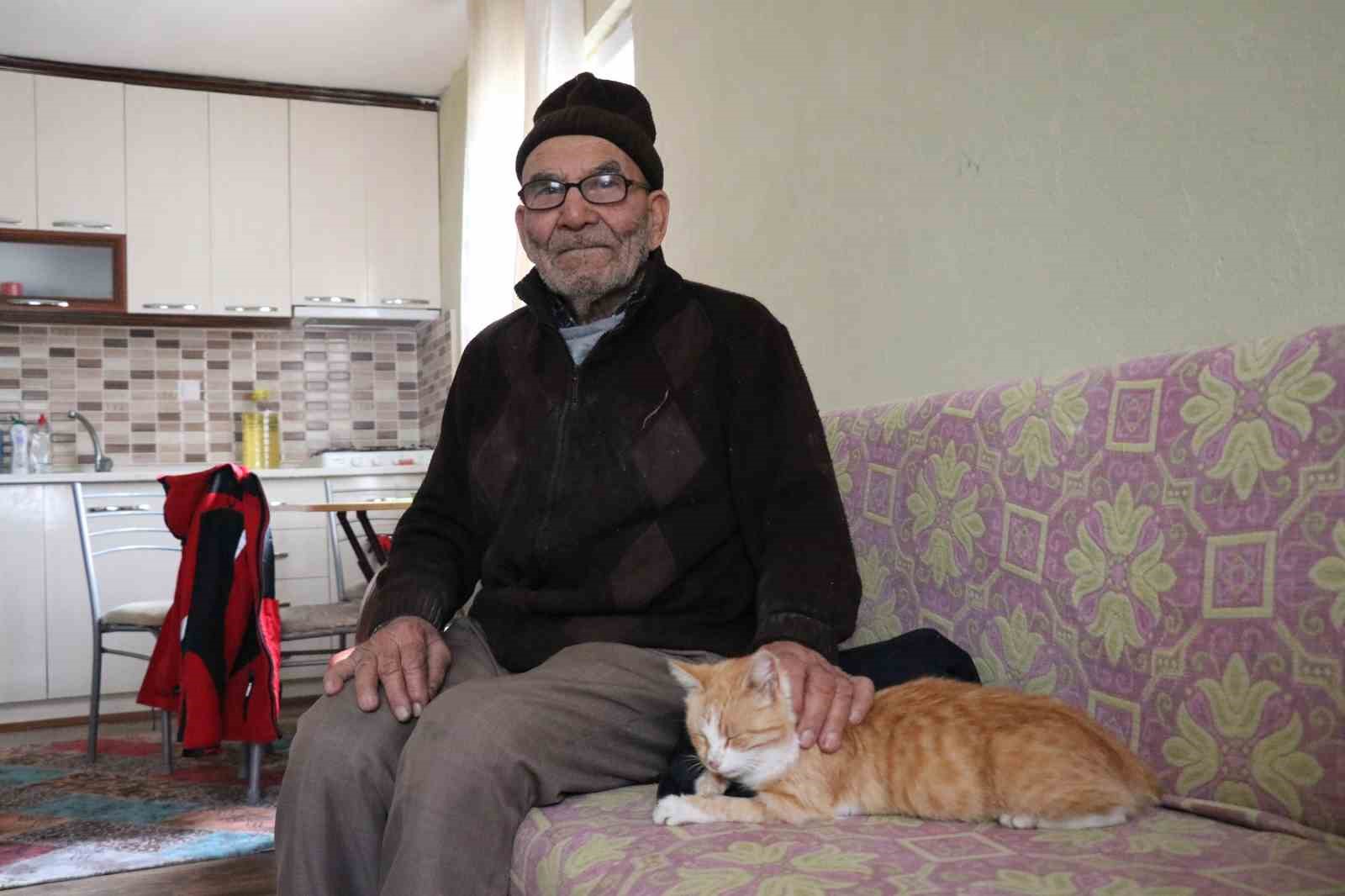 Yanan evinin önünde kedisine sarıldığı fotoğrafla tanınan Ali Meşe son yolculuğuna uğurlandı
