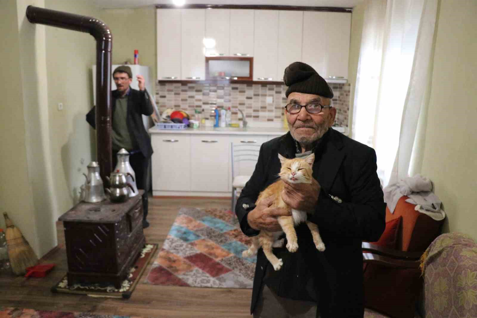 Yanan evinin önünde kedisine sarıldığı fotoğrafla tanınan Ali Meşe vefat etti
