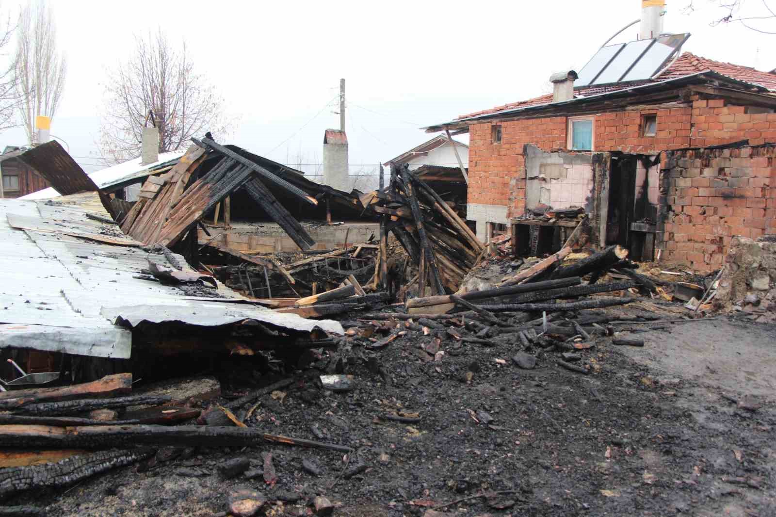 Yanan evinin önünde kedisine sarıldığı fotoğrafla tanınan Ali Meşe vefat etti
