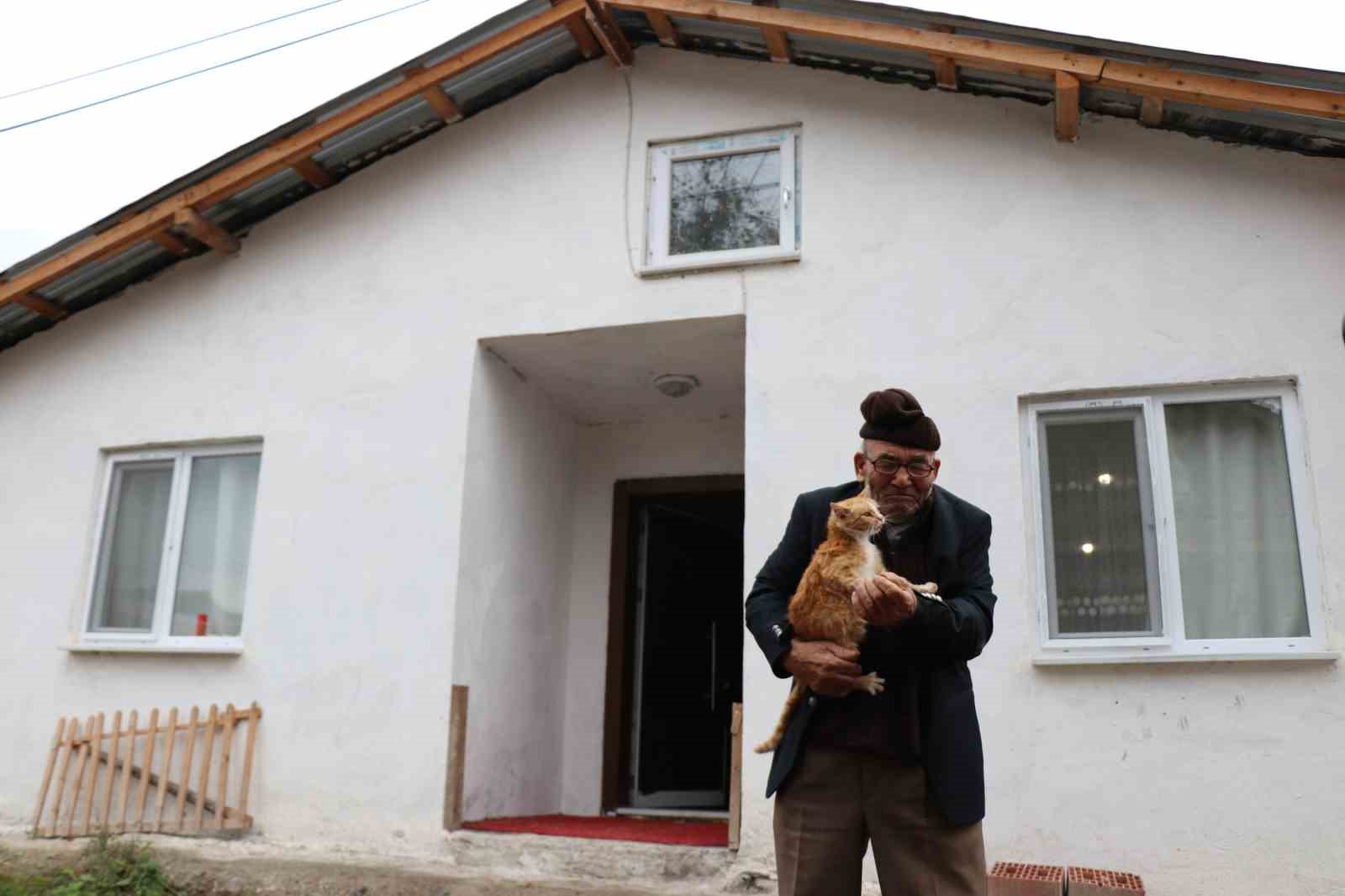 Yanan evinin önünde kedisine sarıldığı fotoğrafla tanınan Ali Meşe vefat etti
