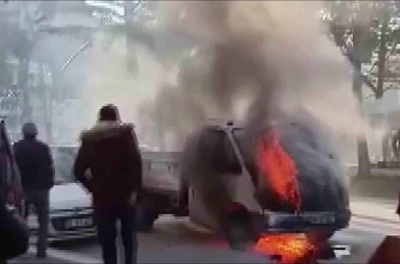 Yanan kamyonete ilk müdahaleyi vatandaşlar yaptı
