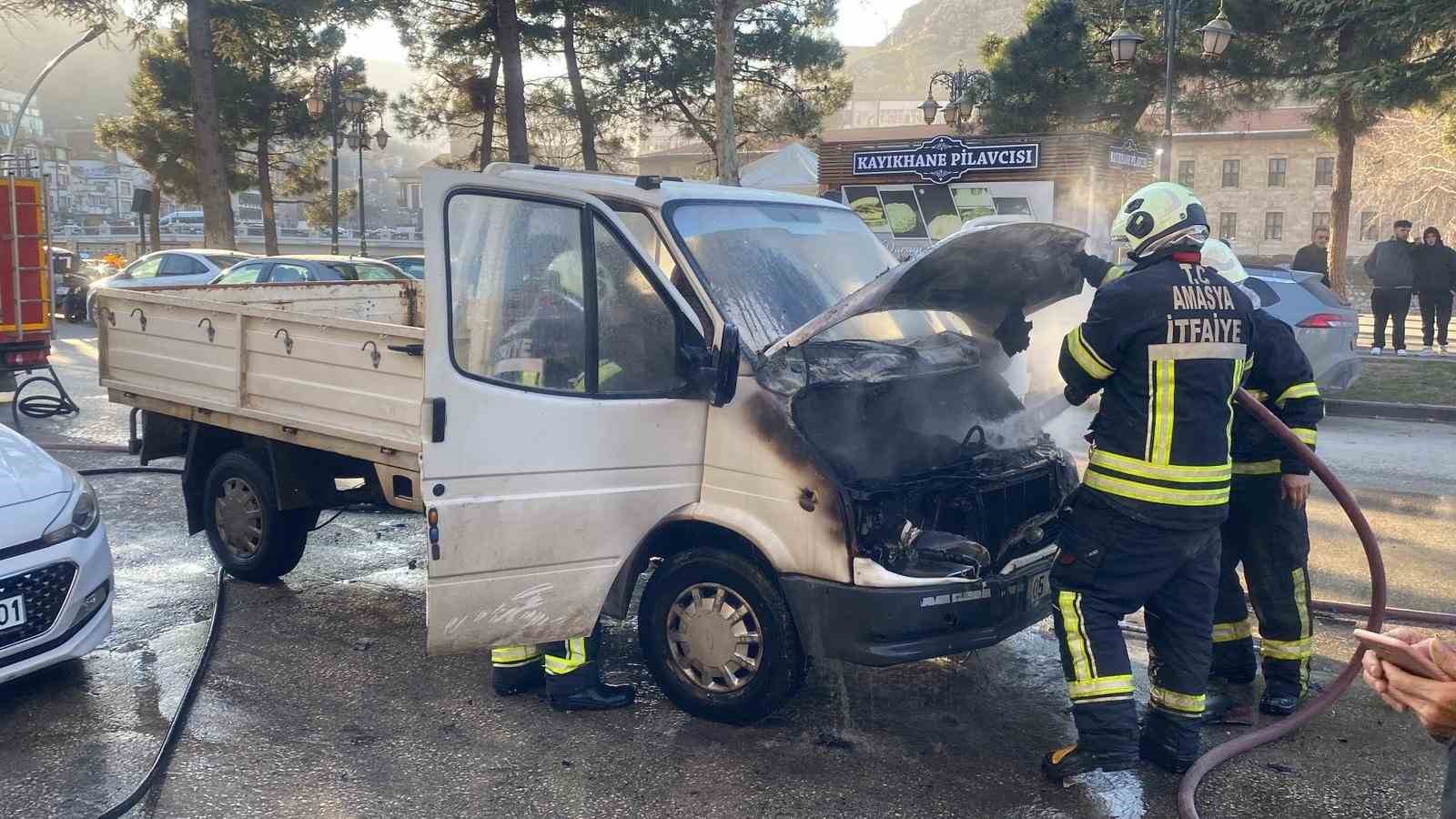 Yanan kamyonete ilk müdahaleyi vatandaşlar yaptı
