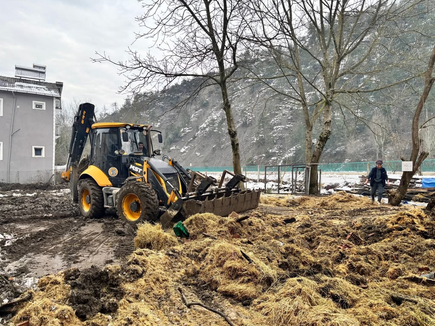 Yanan mobilya atölyesinde hasar tespit çalışması
