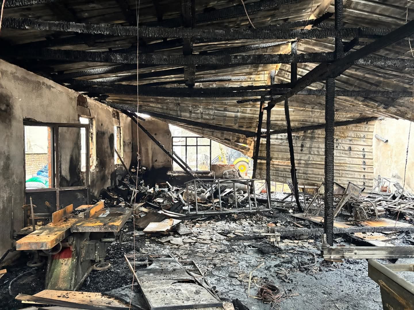 Yanan mobilya atölyesinde hasar tespit çalışması
