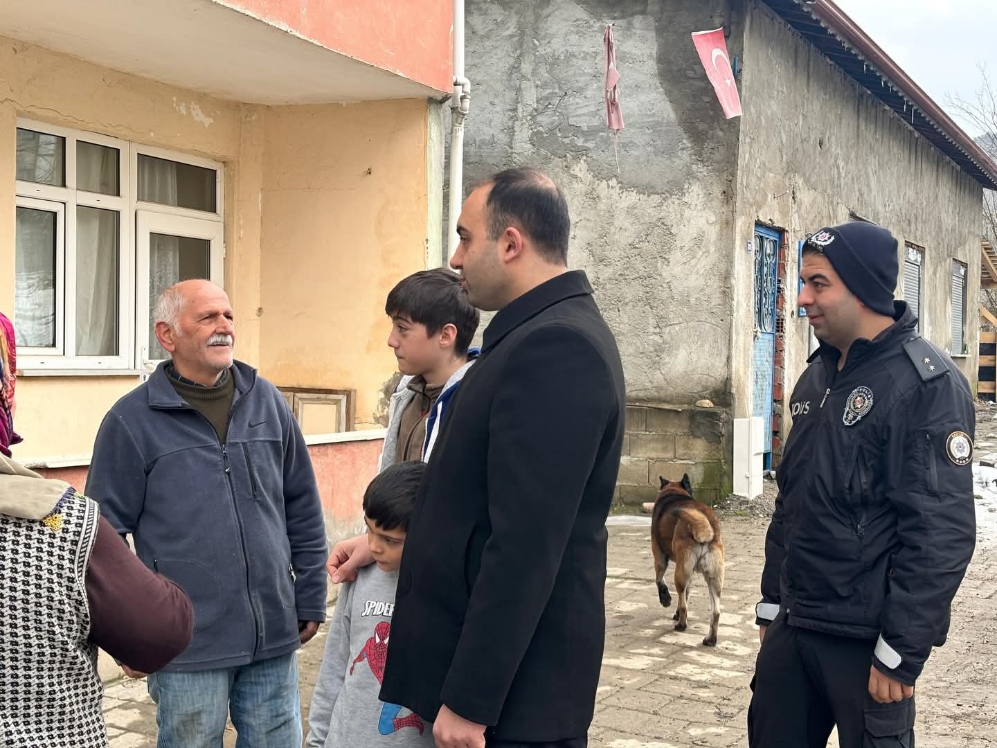 Yanan mobilya atölyesinde hasar tespit çalışması
