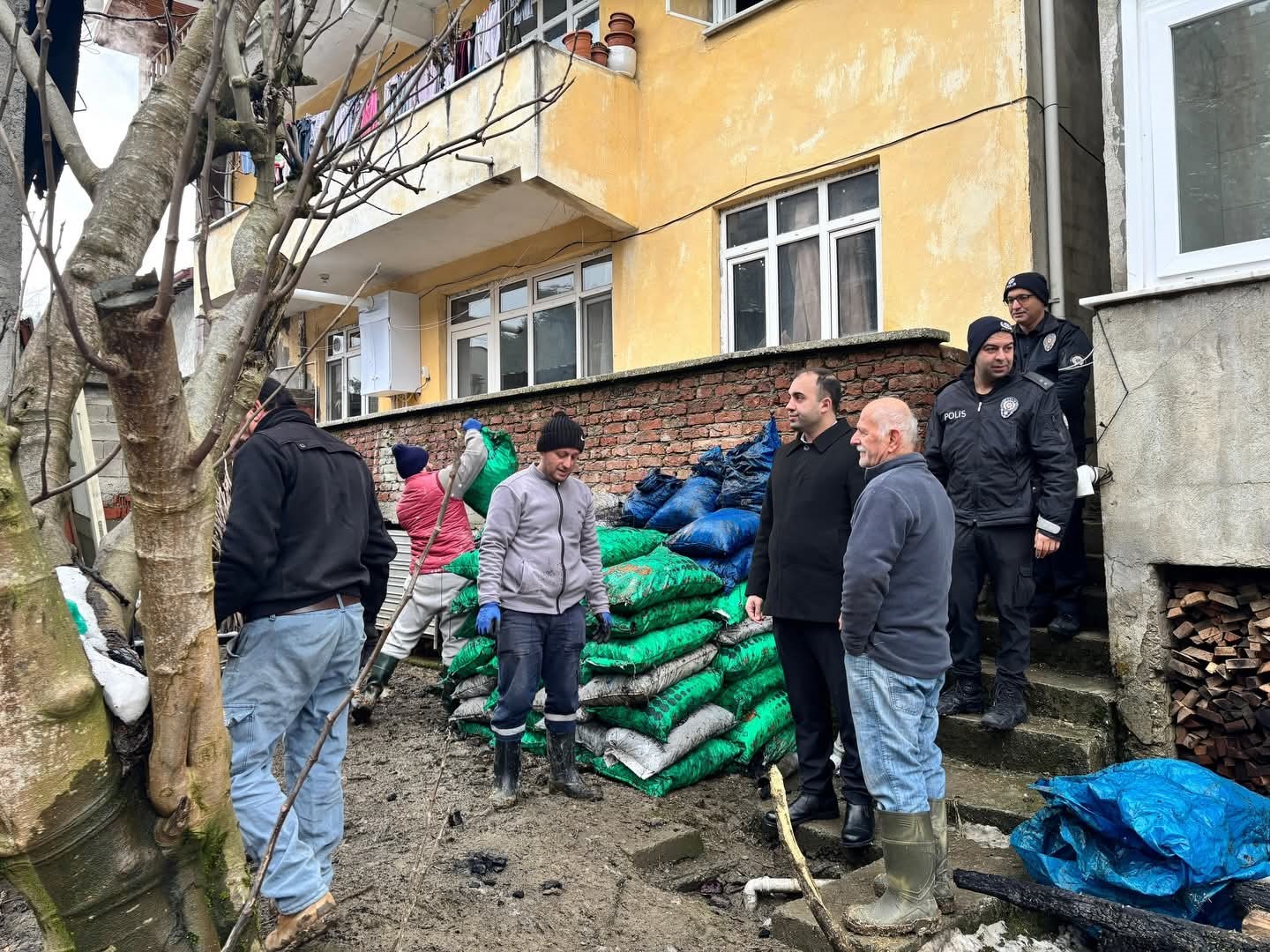 Yanan mobilya atölyesinde hasar tespit çalışması
