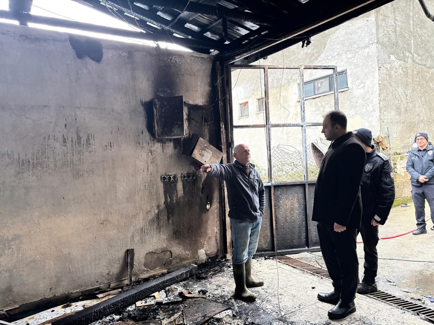 Yanan mobilya atölyesinde hasar tespit çalışması
