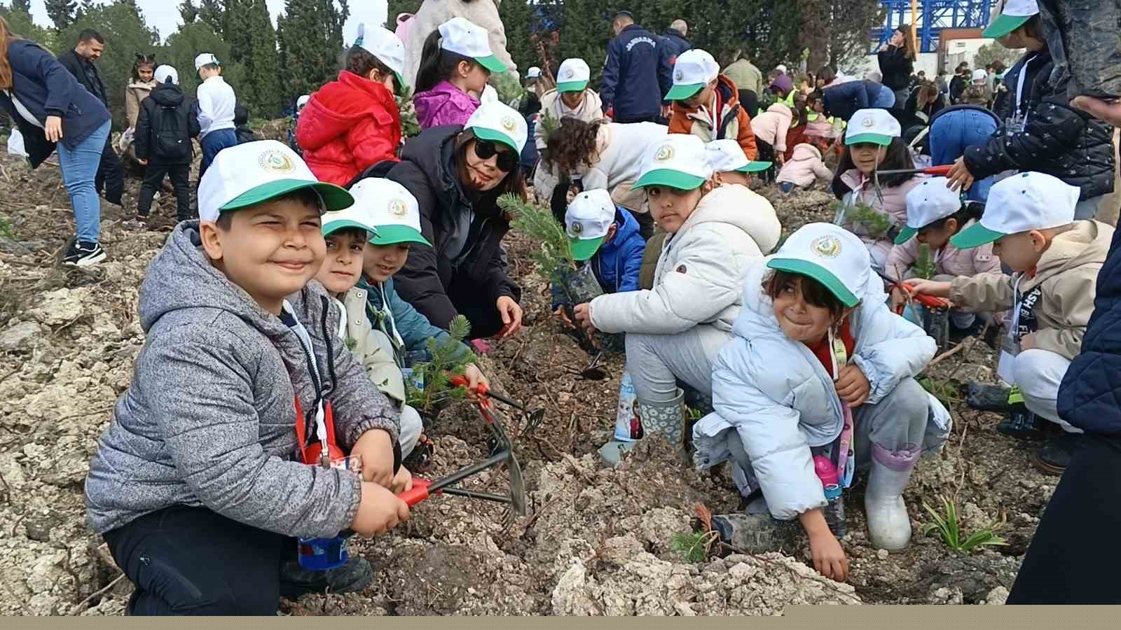 Yanan sahada geleceğe nefes: Aliağa’da yeni orman için ilk fidanlar dikildi
