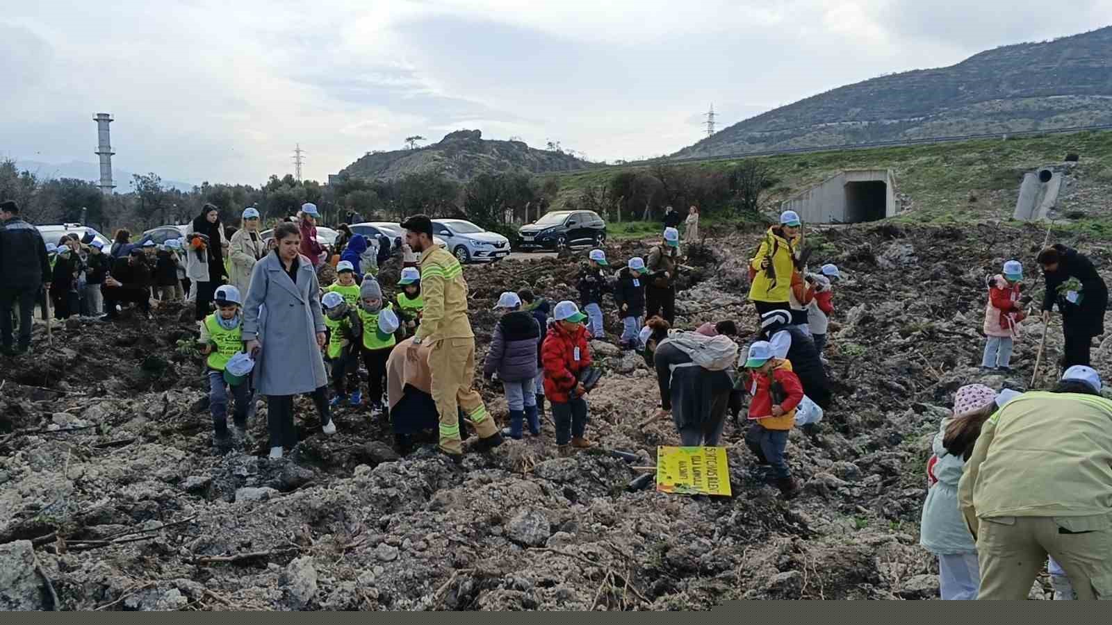 Yanan sahada geleceğe nefes: Aliağa’da yeni orman için ilk fidanlar dikildi
