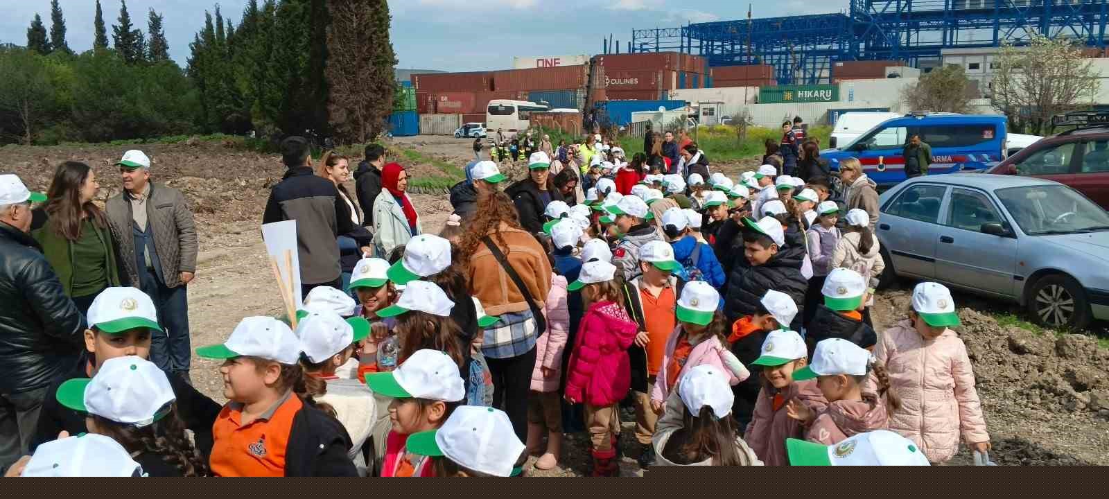 Yanan sahada geleceğe nefes: Aliağa’da yeni orman için ilk fidanlar dikildi
