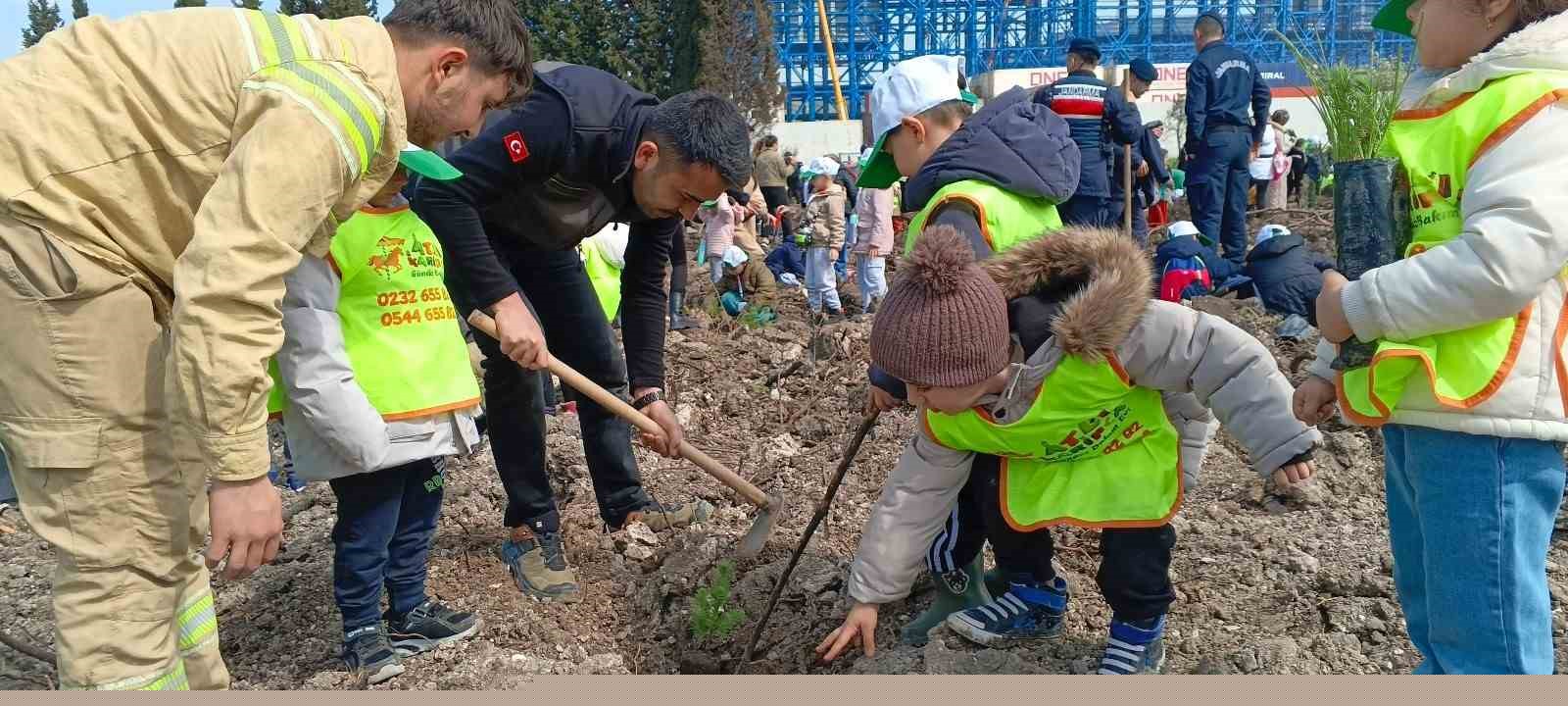 Yanan sahada geleceğe nefes: Aliağa’da yeni orman için ilk fidanlar dikildi
