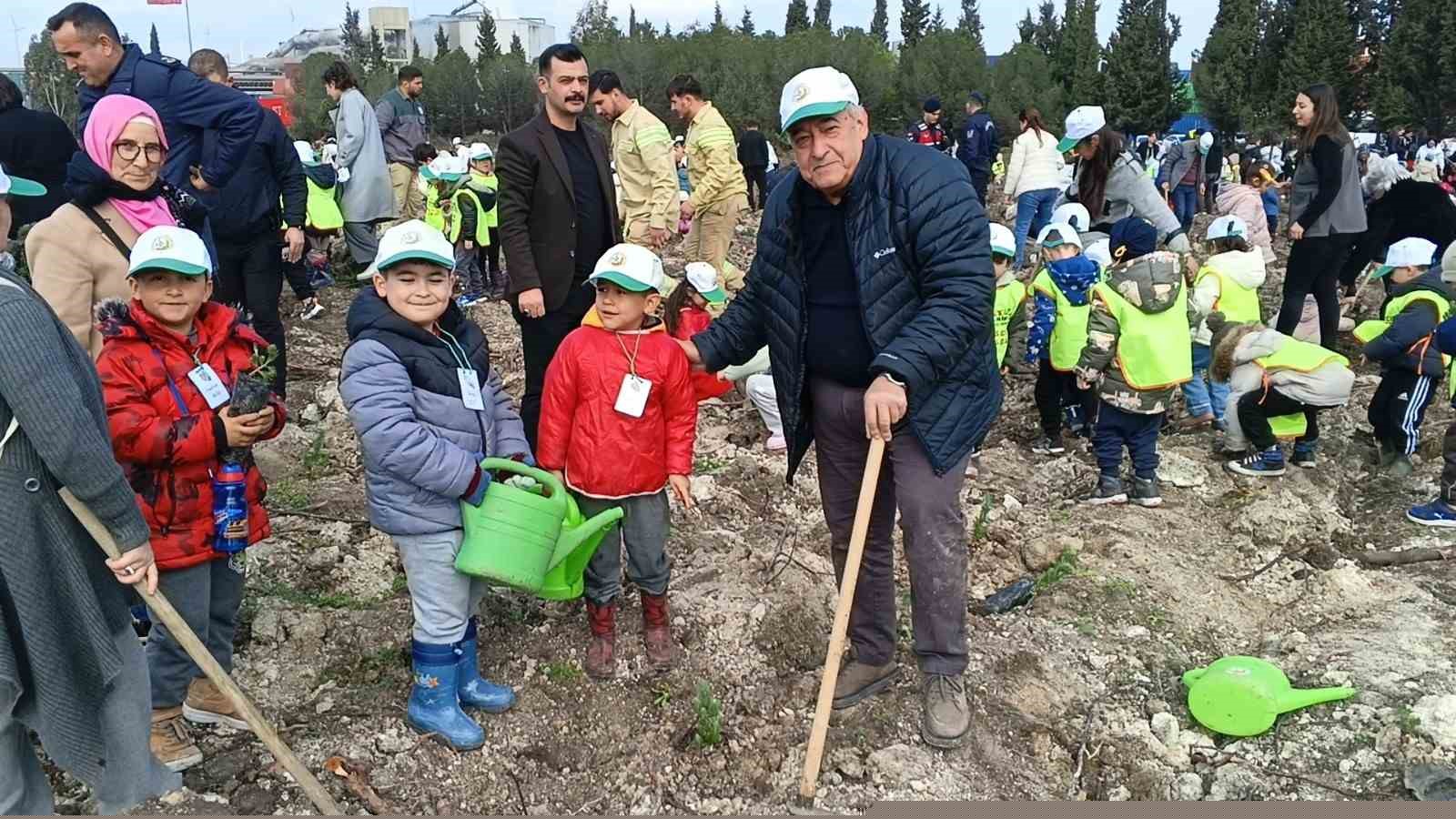 Yanan sahada geleceğe nefes: Aliağa’da yeni orman için ilk fidanlar dikildi
