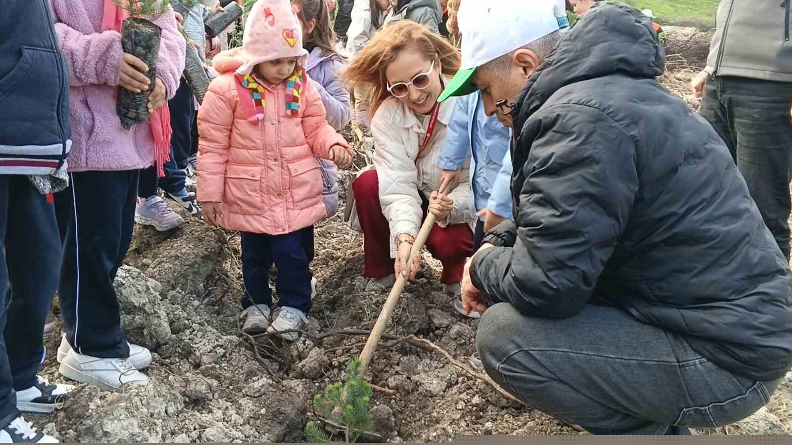 Yanan sahada geleceğe nefes: Aliağa’da yeni orman için ilk fidanlar dikildi
