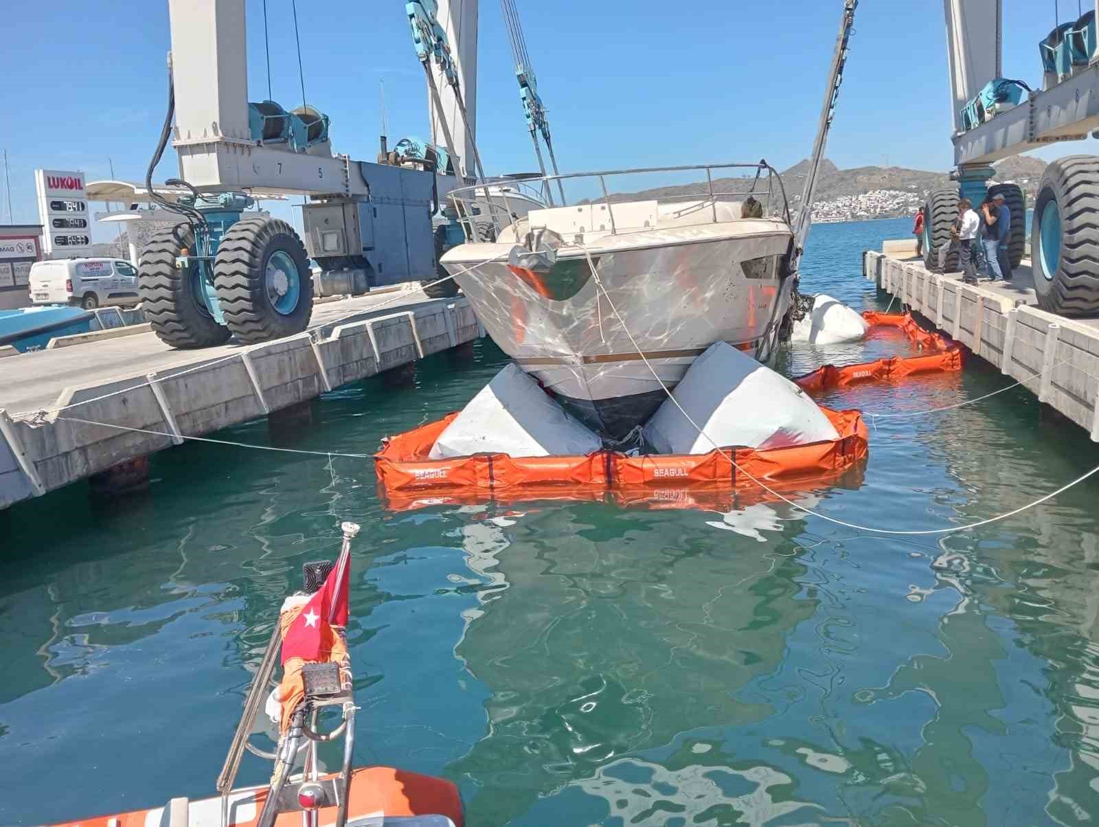 Yanan teknelerin enkazları kaldırılıyor
