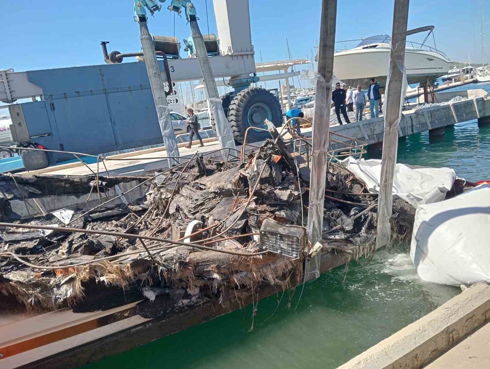 Yanan teknelerin enkazları kaldırılıyor
