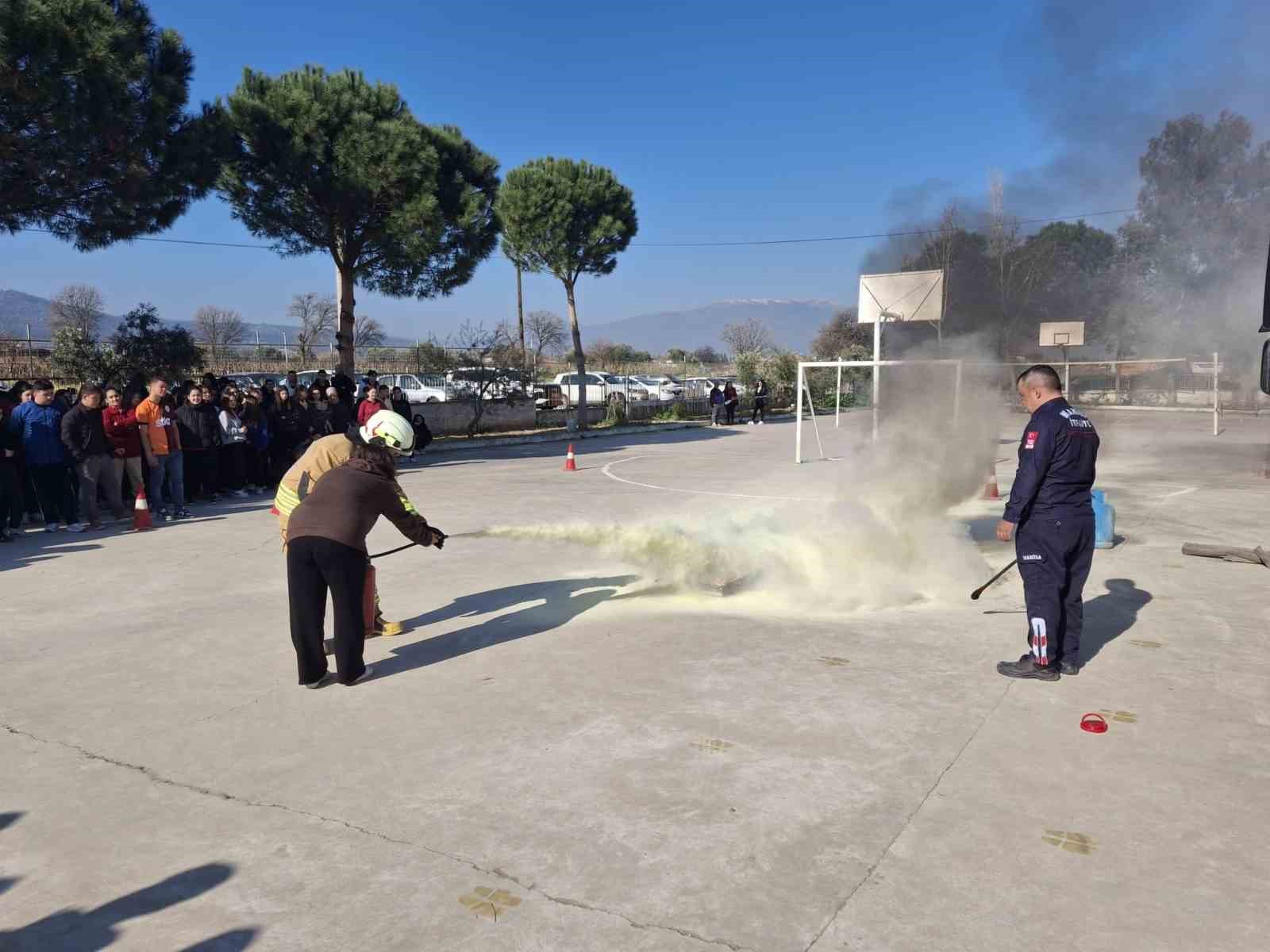 Yangın anı okulda tatbikatla canlandırıldı
