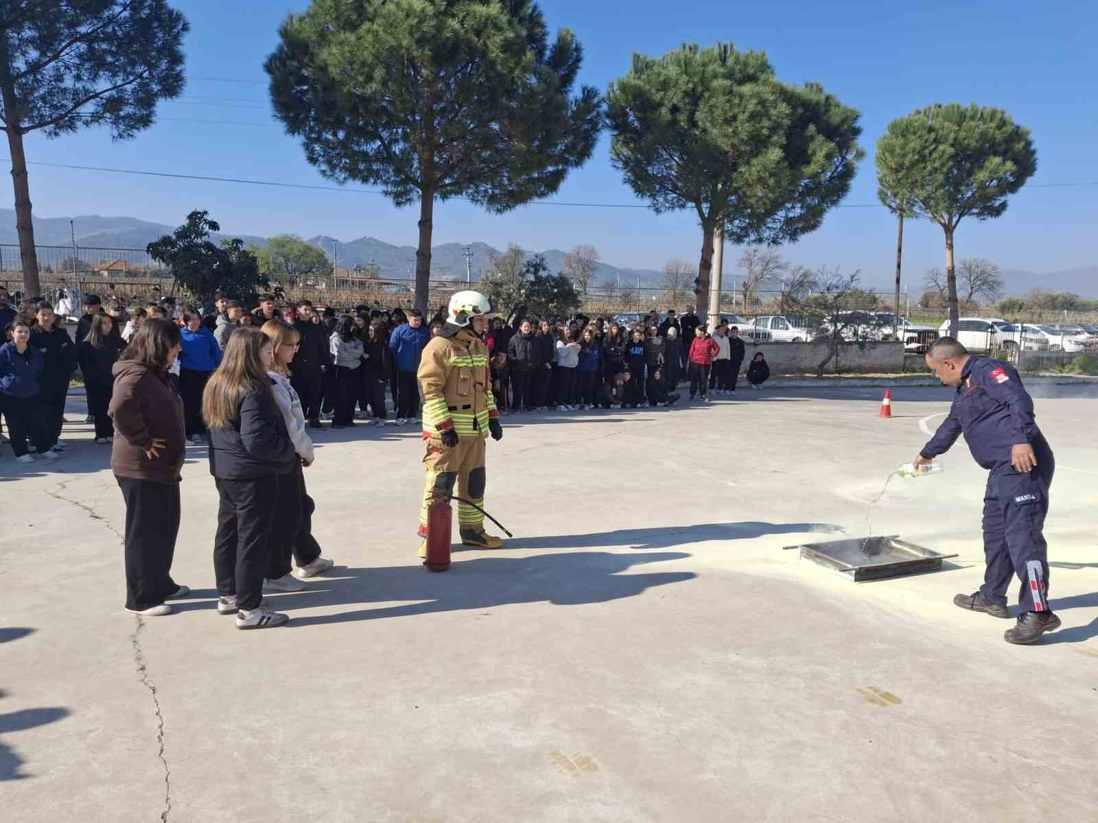 Yangın anı okulda tatbikatla canlandırıldı
