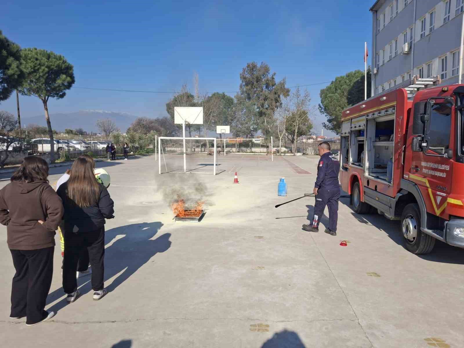 Yangın anı okulda tatbikatla canlandırıldı
