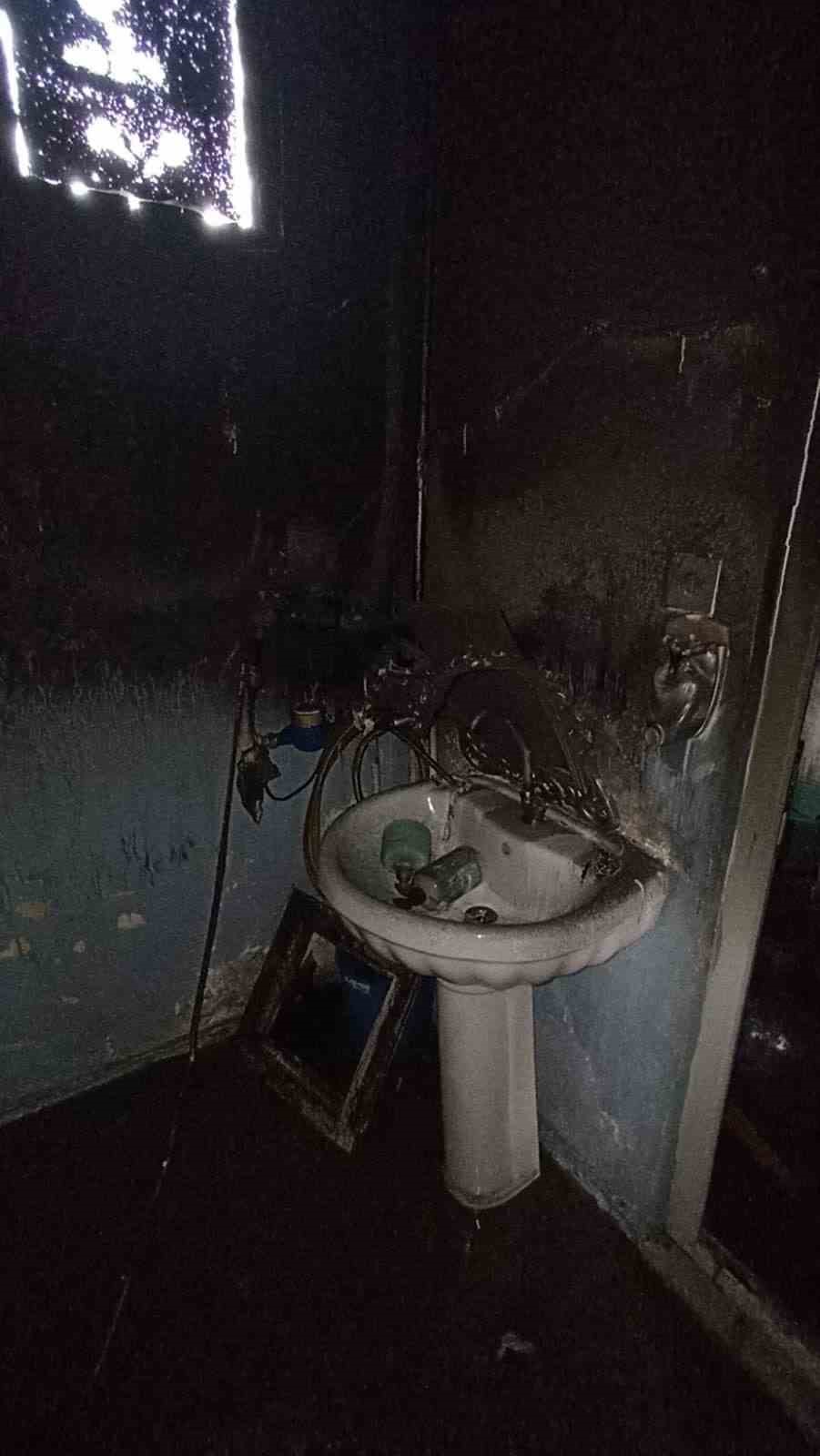 Yangın bir evi küle çevirdi
