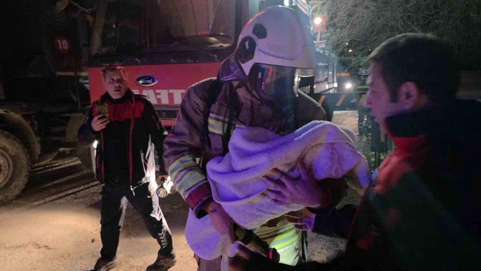 Yangın çıkan apartmanda can pazarı: 30 kişiyi itfaiye kurtardı
