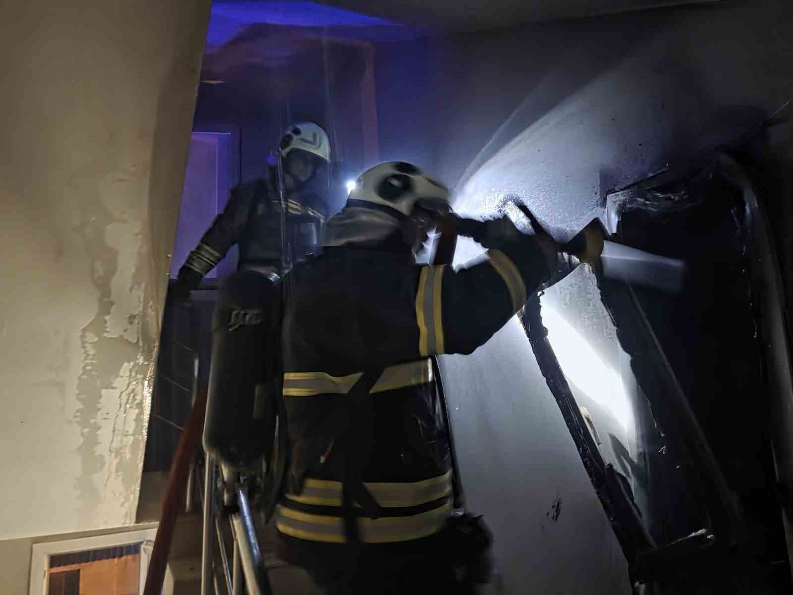 Yangın çıkan apartmanda can pazarı: 30 kişiyi itfaiye kurtardı
