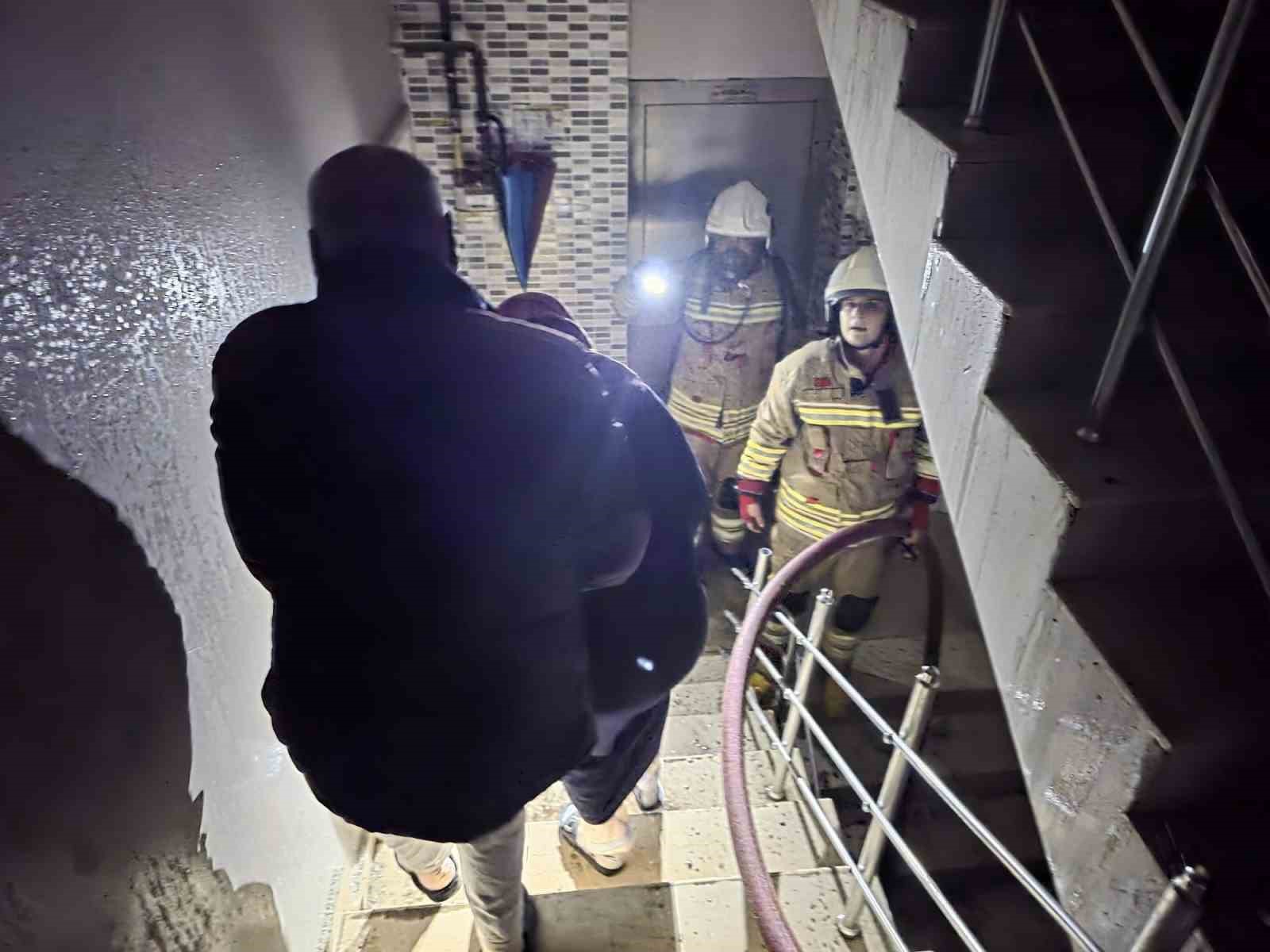 Yangın çıkan apartmanda can pazarı: 30 kişiyi itfaiye kurtardı
