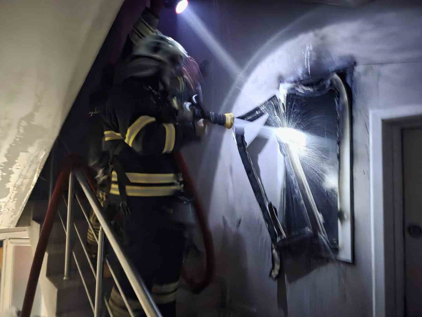 Yangın çıkan apartmanda can pazarı: 30 kişiyi itfaiye kurtardı
