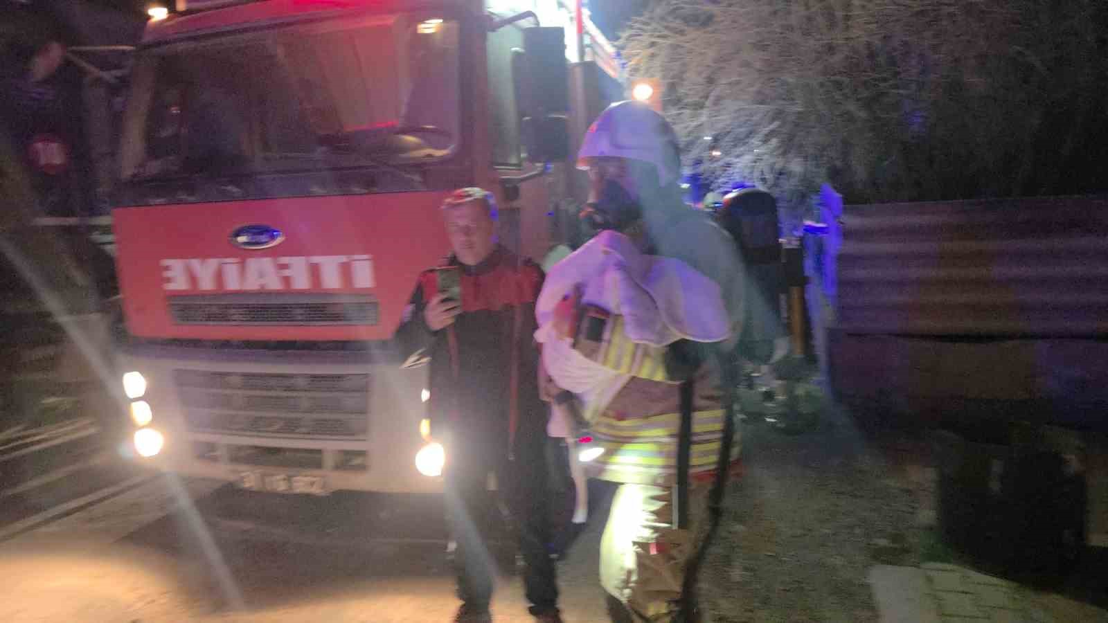 Yangın çıkan apartmanda can pazarı: 30 kişiyi itfaiye kurtardı
