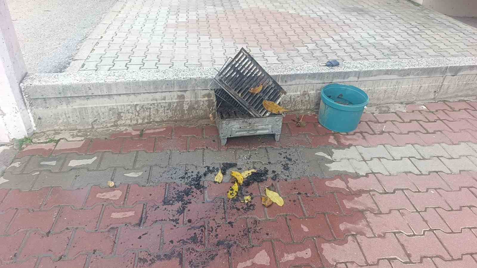 Yangın ihbarına gelen itfaiyeye evin içinde ’mangal’ sürprizi
