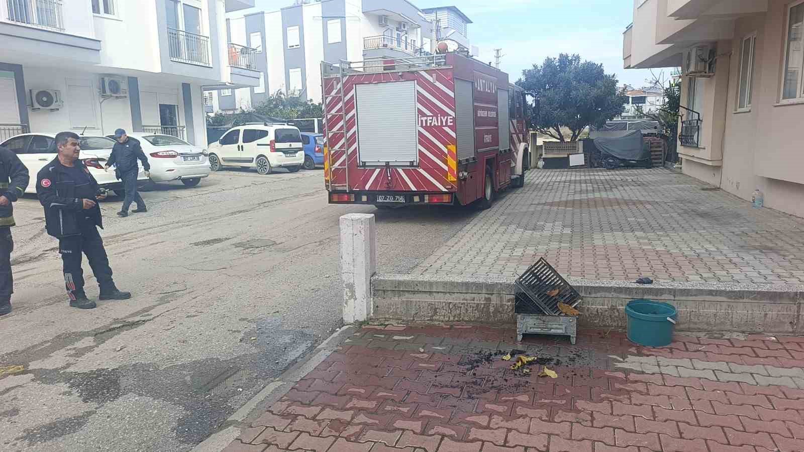 Yangın ihbarına gelen itfaiyeye evin içinde ’mangal’ sürprizi
