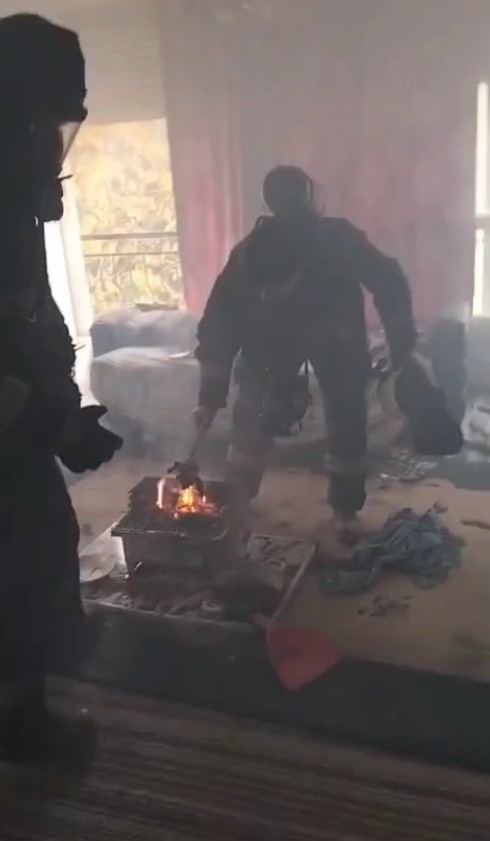 Yangın ihbarına gelen itfaiyeye evin içinde ’mangal’ sürprizi
