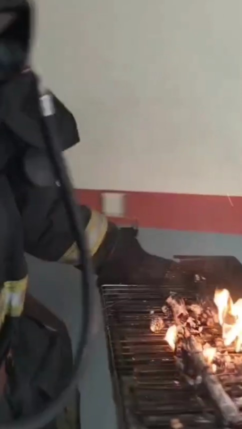 Yangın ihbarına gelen itfaiyeye evin içinde ’mangal’ sürprizi
