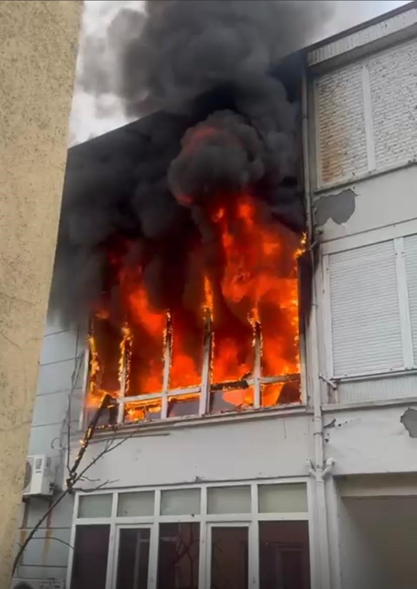 Yangın sırasında patlayan buzdolabı motoru evi harabeye çevirdi
