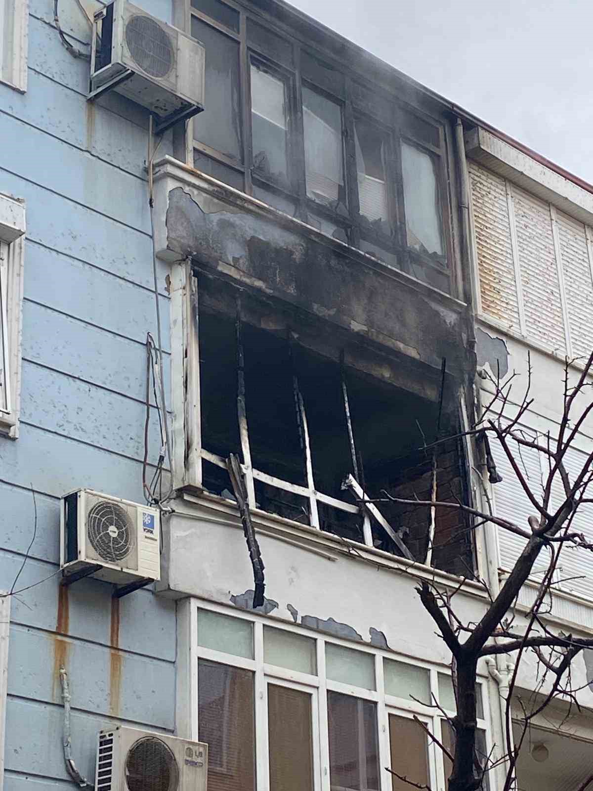 Yangın sırasında patlayan buzdolabı motoru evi harabeye çevirdi
