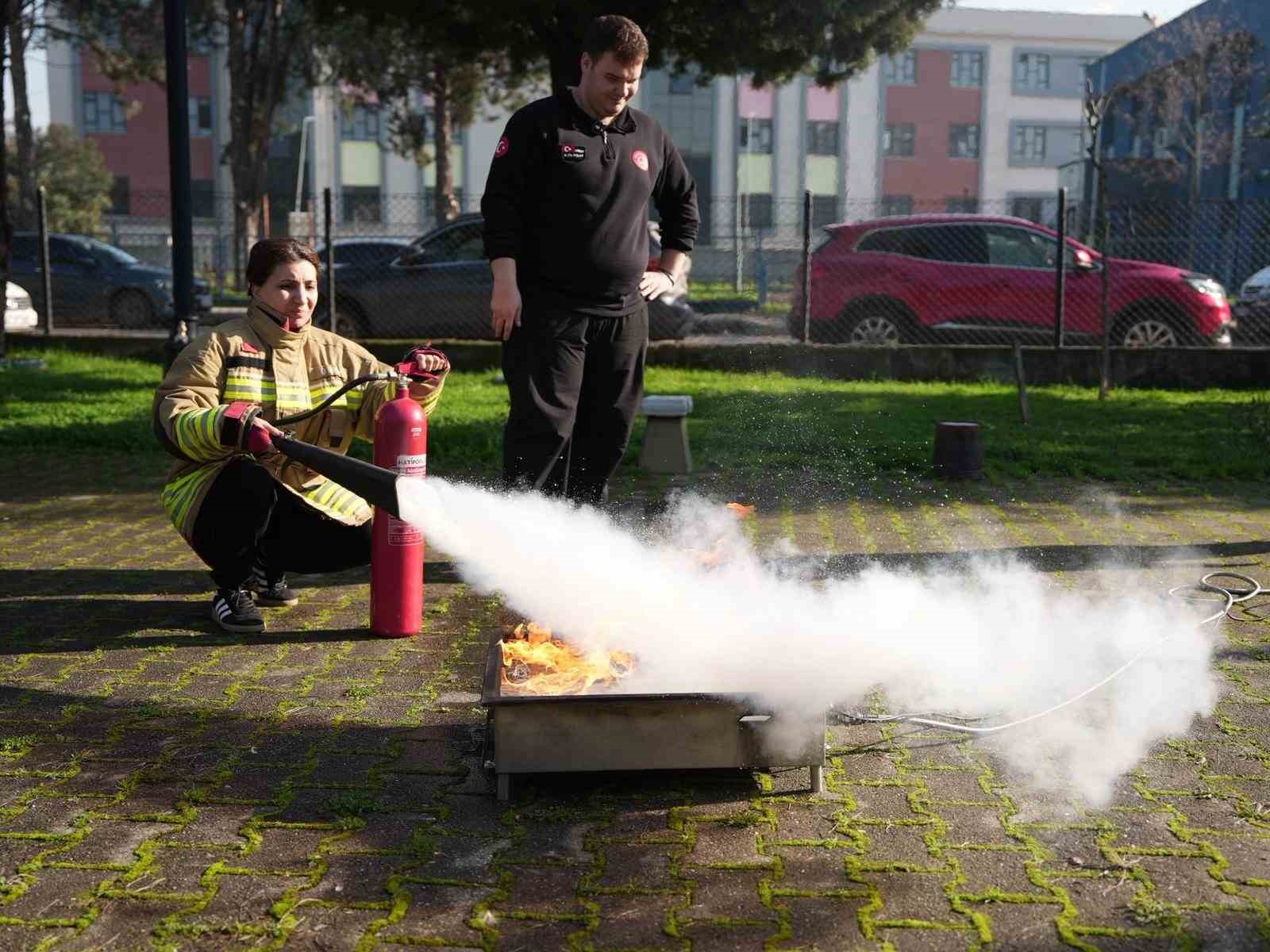 Yangına kadınlar yangın tüpüyle müdahale etti
