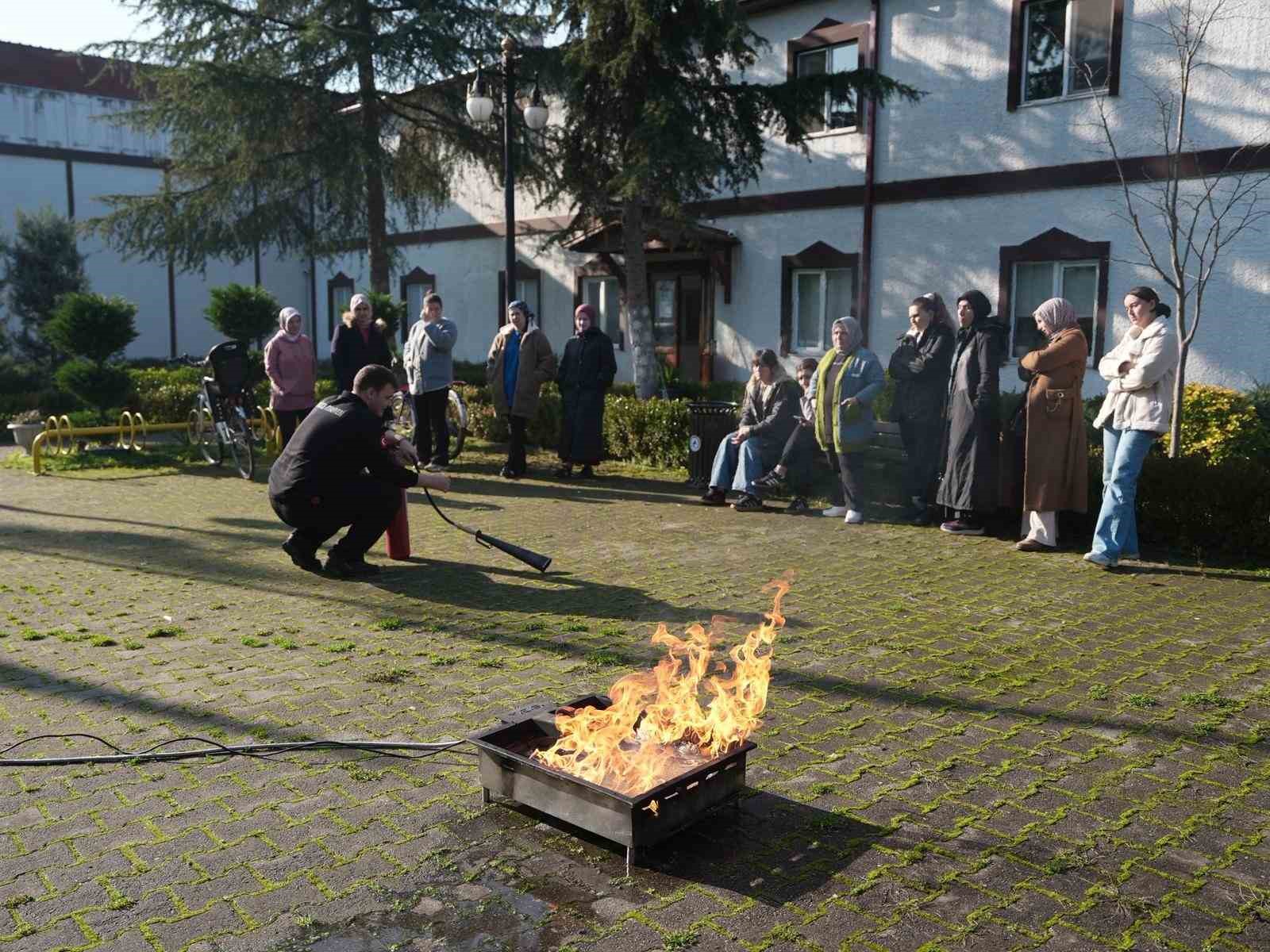 Yangına kadınlar yangın tüpüyle müdahale etti
